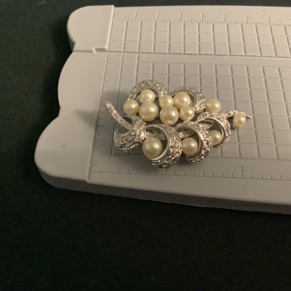 Vintage Trifari Brooch - Picture 4 of 4